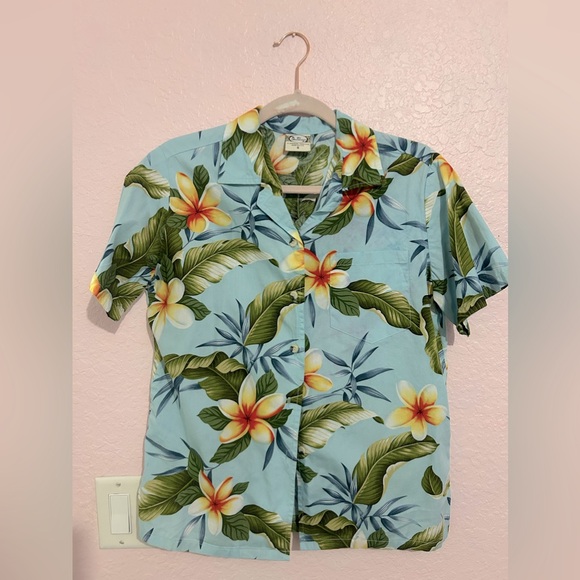 go barefoot Tops - Women’s size small button up Hawaiian shirt.
